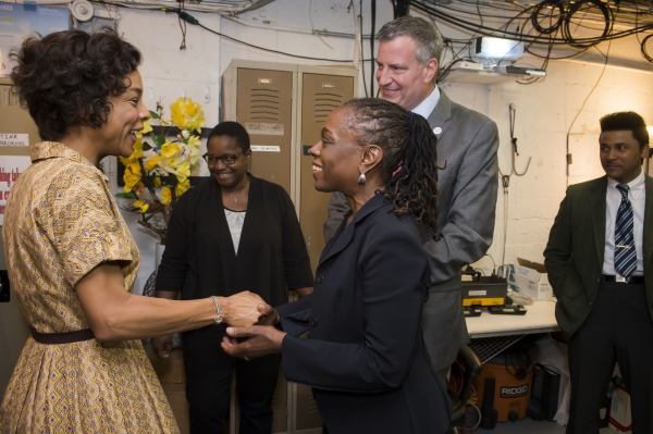 Photo Flash: Mayor Bill de Blasio and First Lady Chirlane McCray Visit A RAISIN IN THE SUN Image