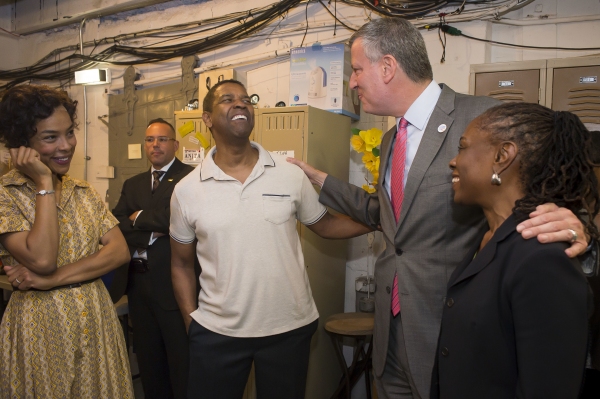 Mayor Bill de Blasio and First Lady Chirlane McCray greet the cast of Broadway''s A R Photo