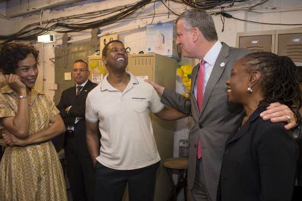 Photo Flash: Mayor Bill de Blasio and First Lady Chirlane McCray Visit A RAISIN IN THE SUN Image