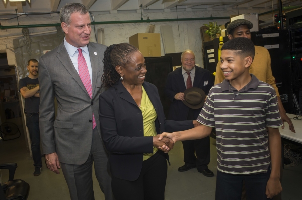 Photo Flash: Mayor Bill de Blasio and First Lady Chirlane McCray Visit A RAISIN IN THE SUN Image