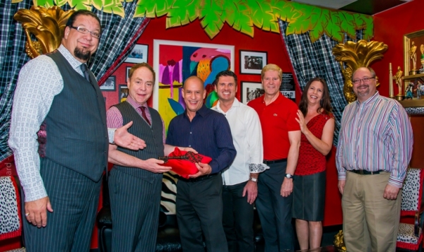 Photo Flash: Penn & Teller Present Golden Rainbow Execs With Key to Their Theater Image
