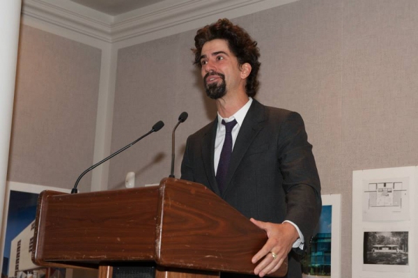 Hamish Linklater accepting The Linda Gross Playing Shakespeare Award  Photo