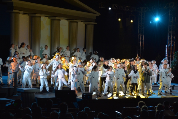 Photo Flash: Dennis DeYoung's 101 DALMATIANS Opens at Newtown High School Image