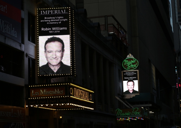 Photo Coverage: Broadway Theaters Dim Lights to Honor Robin Williams Image