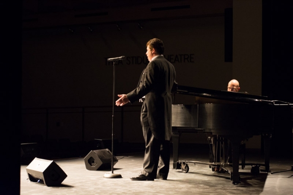 Photo Flash: Anthony Kearns Performs in Sacramento Image