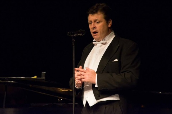Photo Flash: Anthony Kearns Performs in Sacramento Image