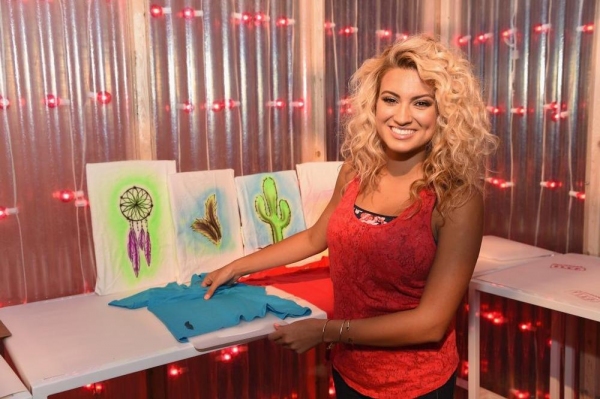 Tori Kelly designs a t-shirt at a special event for Arizona Jean Co Photo