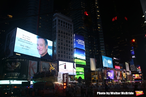 Times Square pays tribute to Robin Williams as Broadway dims the lights to honor his  Photo
