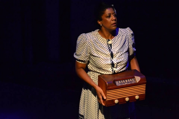 Photo Flash: First Look at Suzanne Froix and More in Beautiful Soup's SHADES OF BLUE Image