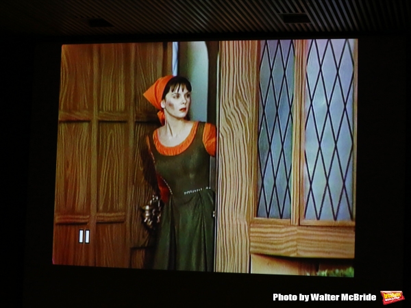 Photo Coverage: Lesley Ann Warren Performs from CINDERELLA at Barnes & Noble  Image