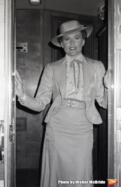 Photo Blast from Past: On the Set with ANNIE Cast in 1982 Image