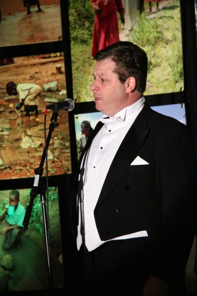 Photo Flash: Anthony Kearns Performs at 4th Annual Wells of Life Gala and Auction  Image