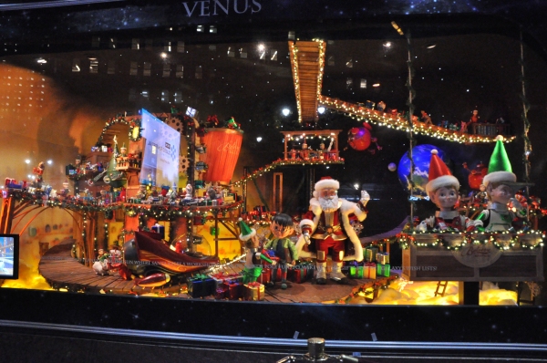 Photo Coverage: James Earl Jones, Annaleigh Ashford, and More Perform at Macy's 2014 Windows Unveiling Image