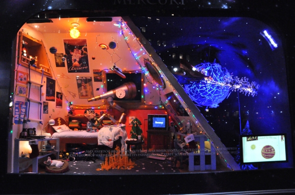 Photo Coverage: James Earl Jones, Annaleigh Ashford, and More Perform at Macy's 2014 Windows Unveiling Image