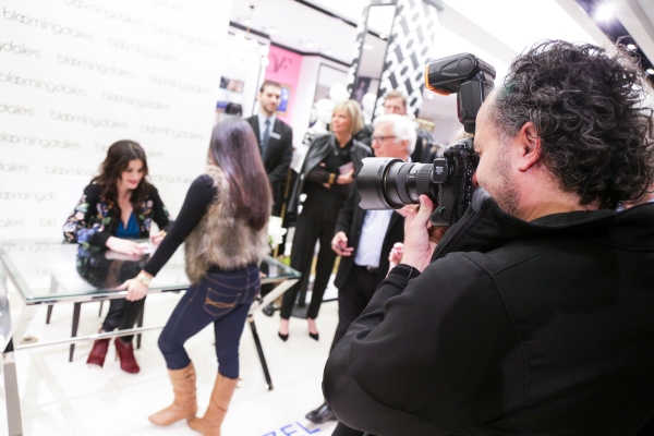 Photo Flash: Idina Menzel Performs & Meets Fans at Bloomingdale's Window Unveiling! Image