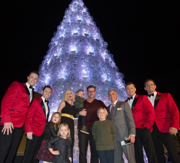 Photo Flash: Tori Spelling, Dean McDermott and Family Join Christmas Tree Lighting at The Venetian 