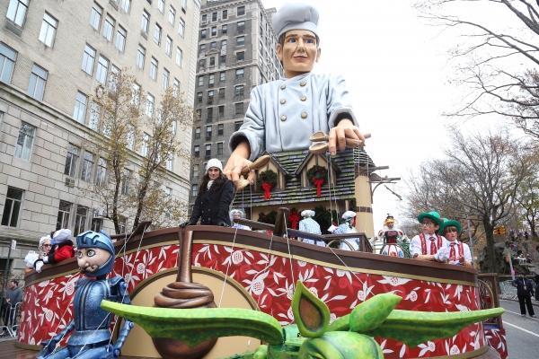 Photo Coverage: Idina Menzel Performs in Thanksgiving Day Parade! Image