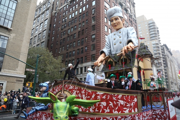 Photo Coverage: Idina Menzel Performs in Thanksgiving Day Parade! Image