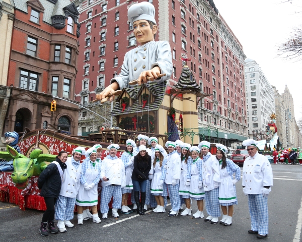 Photo Coverage: Idina Menzel Performs in Thanksgiving Day Parade! Image