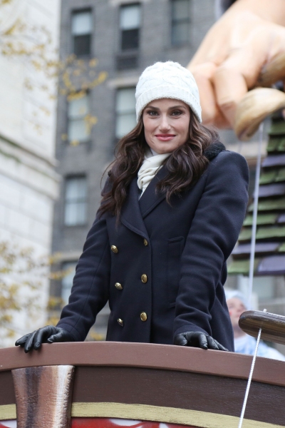Photo Coverage: Idina Menzel Performs in Thanksgiving Day Parade! Image