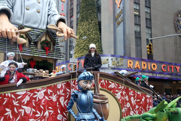 Photo Coverage: Idina Menzel Performs in Thanksgiving Day Parade! Image