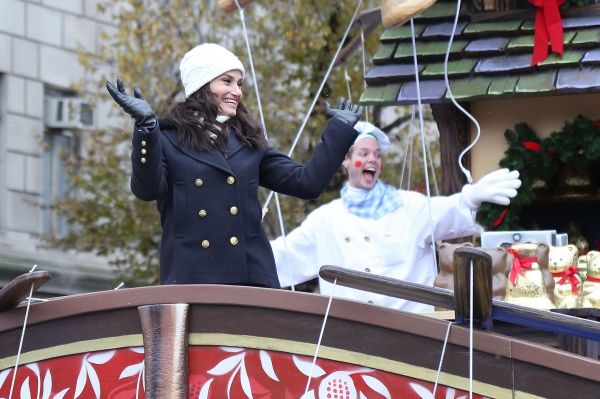 Photo Coverage: Idina Menzel Performs in Thanksgiving Day Parade! Image