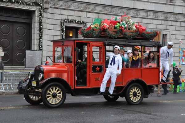Photo Coverage: Idina Menzel, ON THE TOWN & More at 88th Annual Macy's Thanksgiving Day Parade! Image