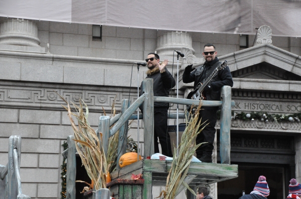 Photo Coverage: Idina Menzel, ON THE TOWN & More at 88th Annual Macy's Thanksgiving Day Parade! Image