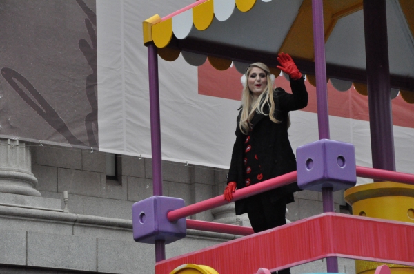 Photo Coverage: Idina Menzel, ON THE TOWN & More at 88th Annual Macy's Thanksgiving Day Parade! 