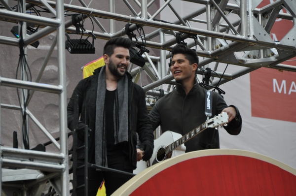 Photo Coverage: Idina Menzel, ON THE TOWN & More at 88th Annual Macy's Thanksgiving Day Parade! 