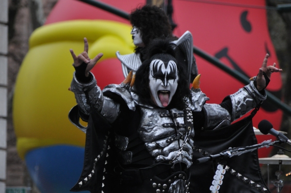 Photo Coverage: Idina Menzel, ON THE TOWN & More at 88th Annual Macy's Thanksgiving Day Parade! Image