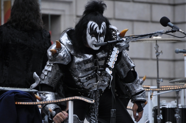 Photo Coverage: Idina Menzel, ON THE TOWN & More at 88th Annual Macy's Thanksgiving Day Parade! Image