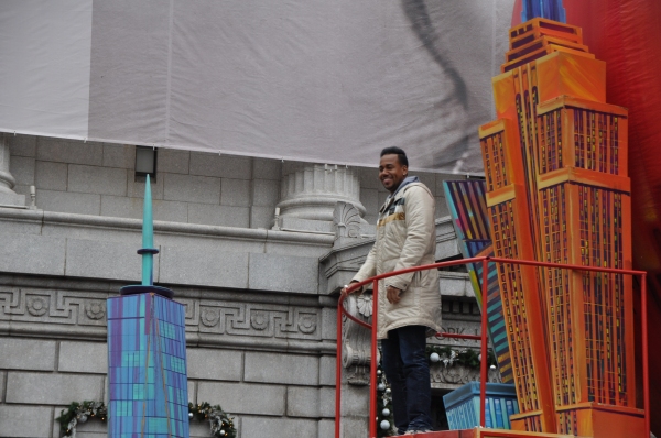 Photo Coverage: Idina Menzel, ON THE TOWN & More at 88th Annual Macy's Thanksgiving Day Parade! Image
