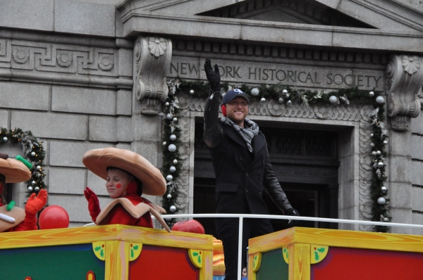 Photo Coverage: Idina Menzel, ON THE TOWN & More at 88th Annual Macy's Thanksgiving Day Parade! Image
