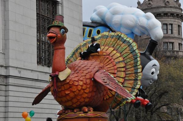 Photo Coverage: Idina Menzel, ON THE TOWN & More at 88th Annual Macy's Thanksgiving Day Parade! Image
