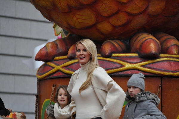 Photo Coverage: Idina Menzel, ON THE TOWN & More at 88th Annual Macy's Thanksgiving Day Parade! 