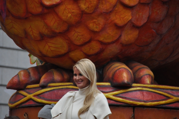 Photo Coverage: Idina Menzel, ON THE TOWN & More at 88th Annual Macy's Thanksgiving Day Parade! Image