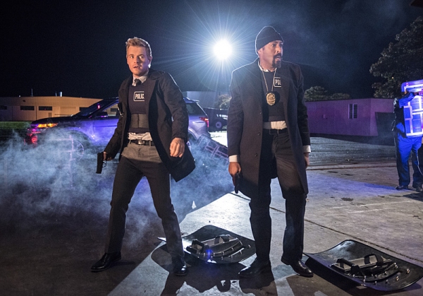 Photo Flash: Sneak Peek - 'Rogues' Take Over in THE FLASH's Mid-Season Debut Image