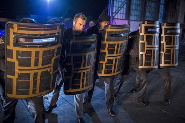 Photo Flash: Sneak Peek - 'Rogues' Take Over in THE FLASH's Mid-Season Debut Image