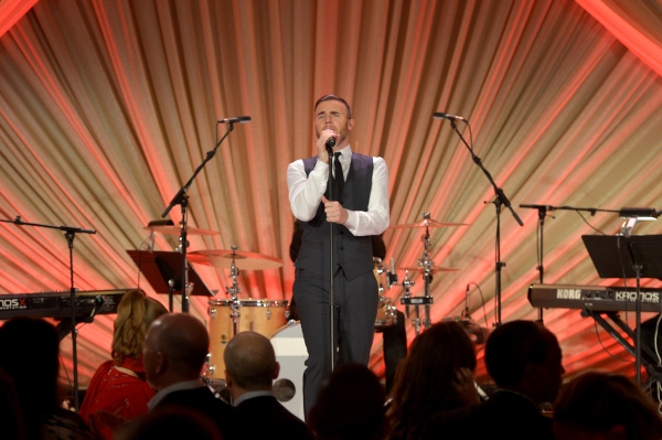 LOS ANGELES, CA - FEBRUARY 21:  Singer Gary Barlow performs onstage during The Weinst Photo