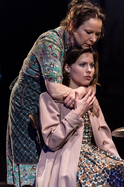 Photo Flash: First Look at Jonathan Guy Lewis, Teresa Banham & More in UK's A VIEW FROM THE BRIDGE Image