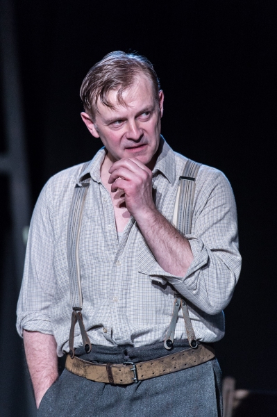 Photo Flash: First Look at Jonathan Guy Lewis, Teresa Banham & More in UK's A VIEW FROM THE BRIDGE Image
