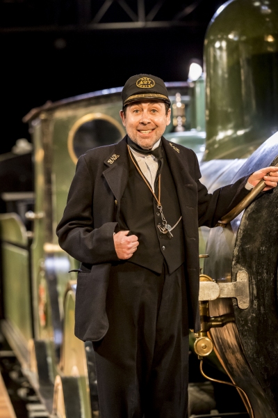 Photo Flash: Sean Hughes Joins THE RAILWAY CHILDREN at King's Cross Tonight Image