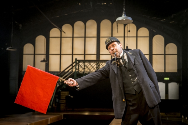 Photo Flash: Sean Hughes Joins THE RAILWAY CHILDREN at King's Cross Tonight Image