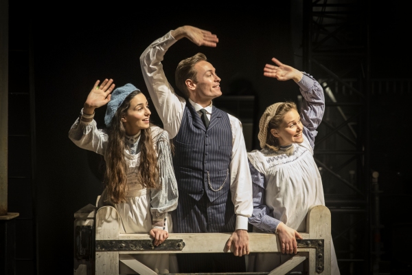 Photo Flash: Sean Hughes Joins THE RAILWAY CHILDREN at King's Cross Tonight Image