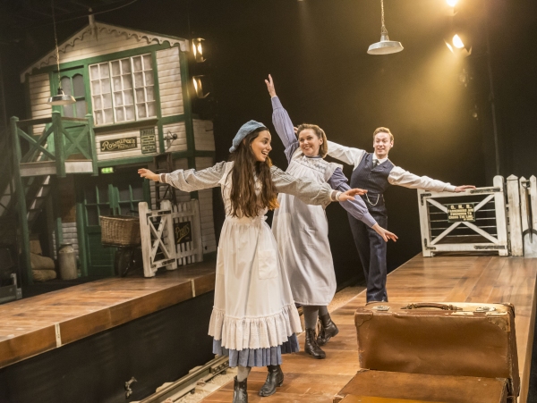 Photo Flash: Sean Hughes Joins THE RAILWAY CHILDREN at King's Cross Tonight Image