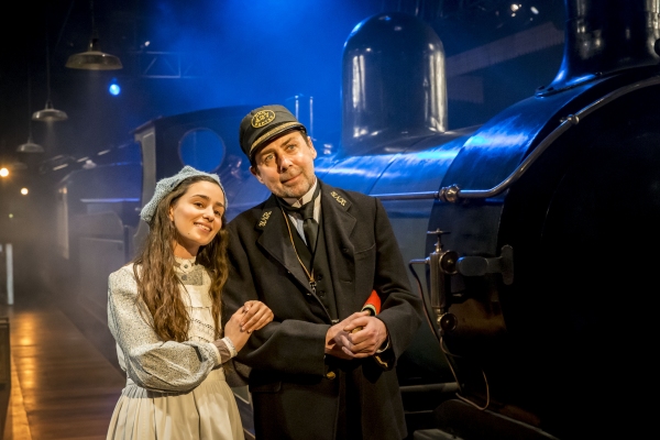 Photo Flash: Sean Hughes Joins THE RAILWAY CHILDREN at King's Cross Tonight Image