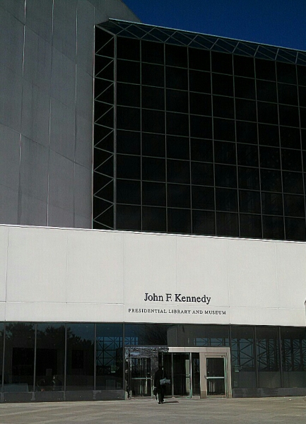Photo Flash: Beautiful Soup's 28 MARCHANT AVENUE Star Visits The Kennedy Library Image