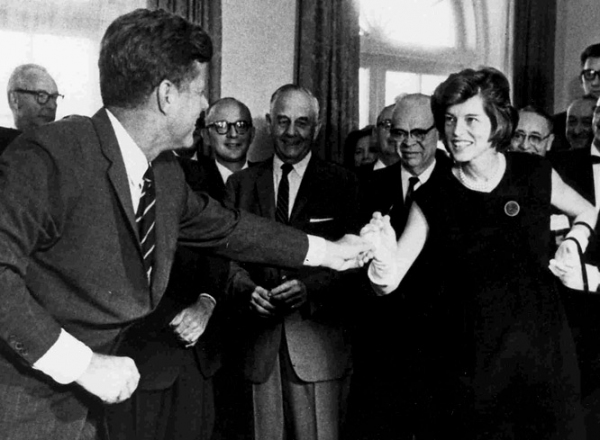 Photo Flash: Beautiful Soup's 28 MARCHANT AVENUE Star Visits The Kennedy Library Image