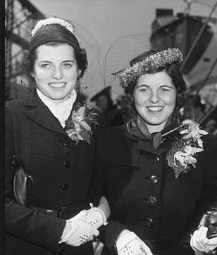 Photo Flash: Beautiful Soup's 28 MARCHANT AVENUE Star Visits The Kennedy Library Image